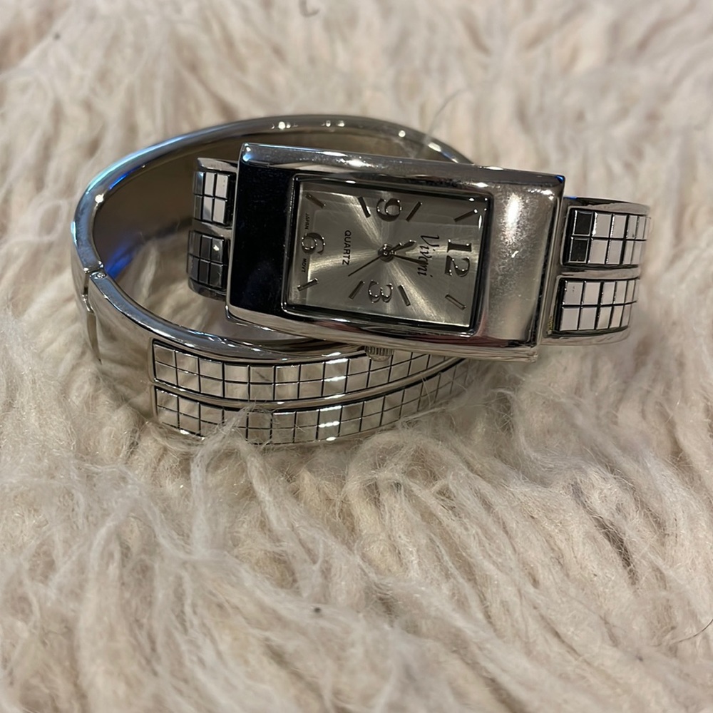 Vivani 2 piece quartz cuff watch and bracelet set NWOT